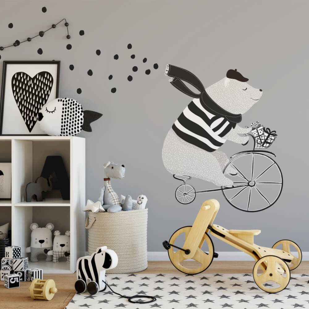Sticker mural textile INSPIO avec un ours faisant un petit tour à vélo.